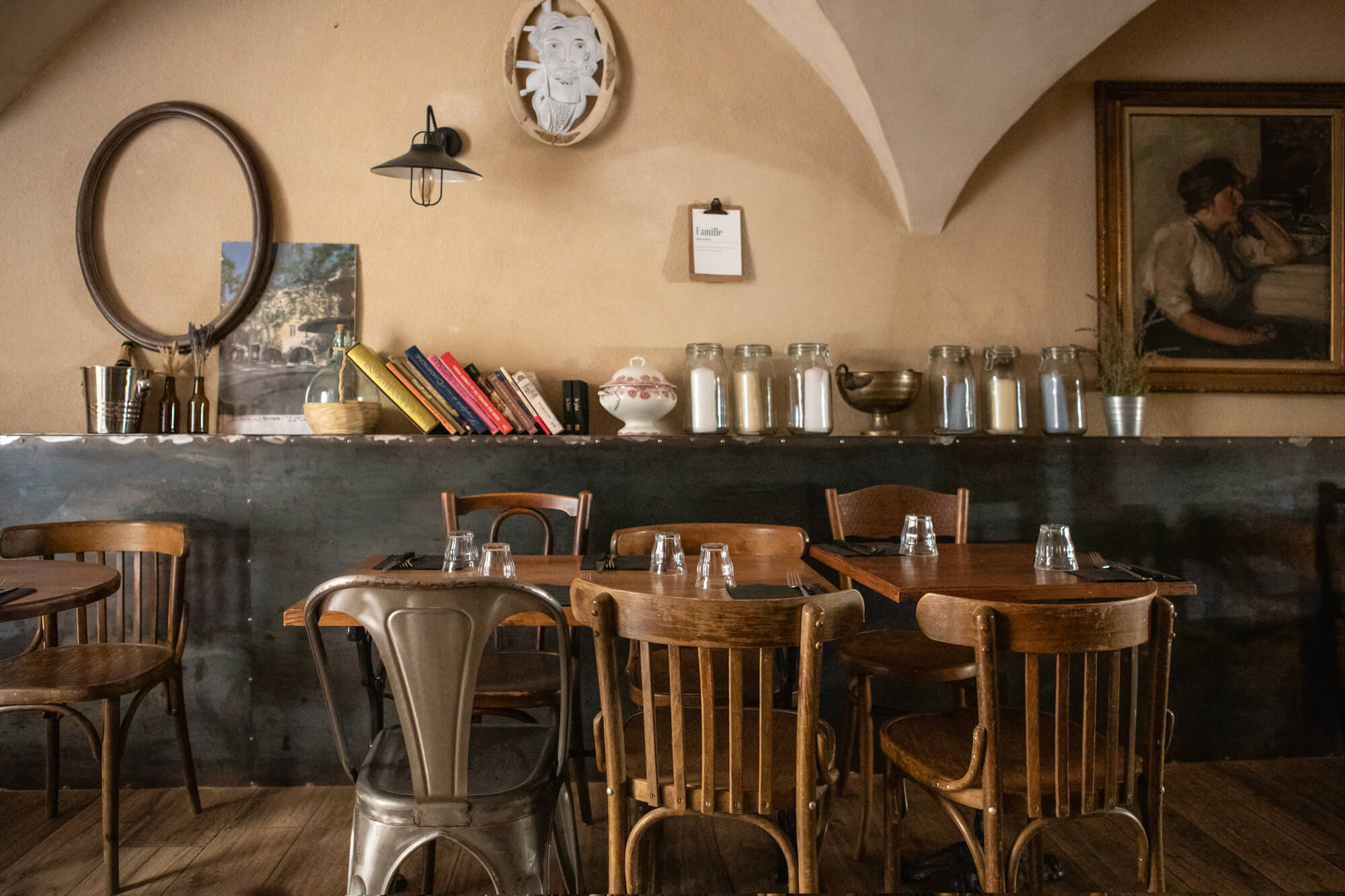 la-famille-basaalt-architectes-interieur-architecture-renovation-local-commercial-caractere-materiaux-bruts-moderne-design-restaurant-gard-uzes la-famille-basaalt-architectes-interieur-architecture-renovation-local-commercial-caractere-materiaux-bruts-moderne-design-restaurant-gard-uzes