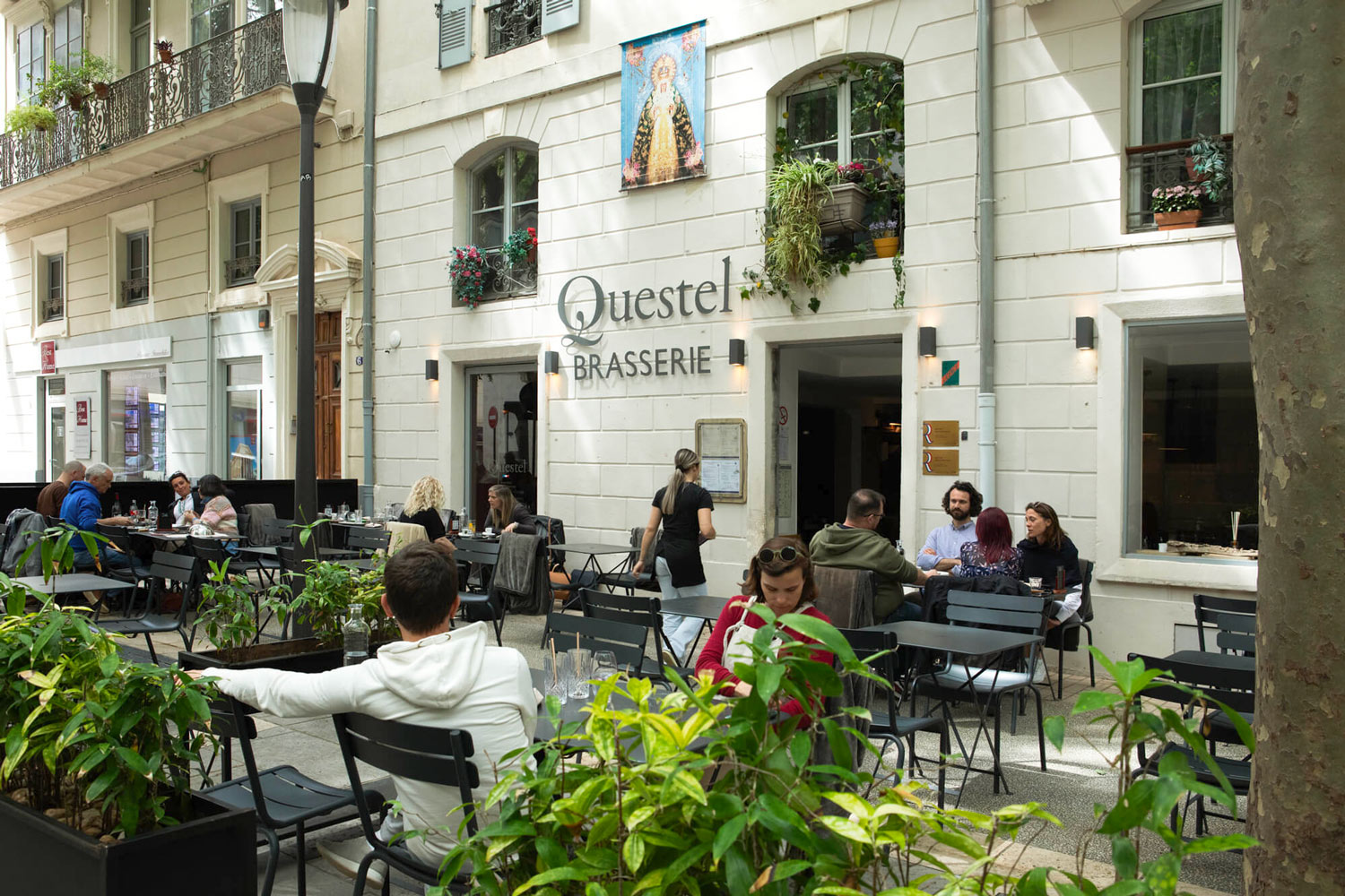 questel-restaurant-nimes-basaalt-architectes-interieur-architecture-deco-renovation-suivi-de-chantier-maitre-d-oeuvre-artisant-beton-bois-materiaux-cuisines